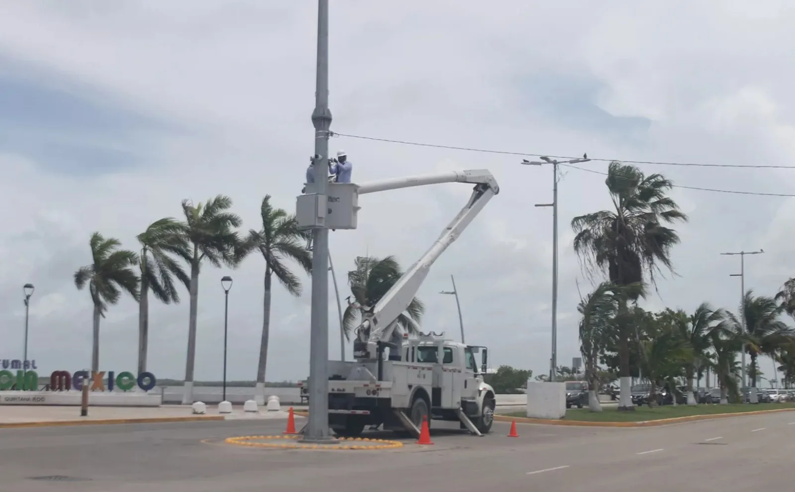 A security camera mounted on a pole in Chetumal, Quintana Roo, part of the C5 video surveillance network.