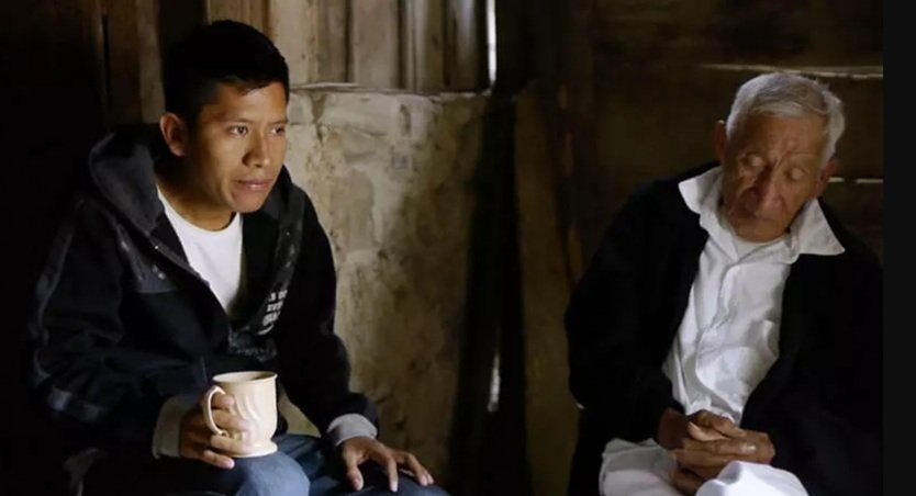 A scene from the documentary Café: Cantos de humo showing a family around a coffee roasting fire