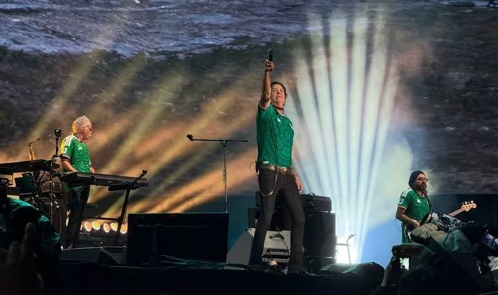 Caifanes band on stage with crowd and Mexican flags