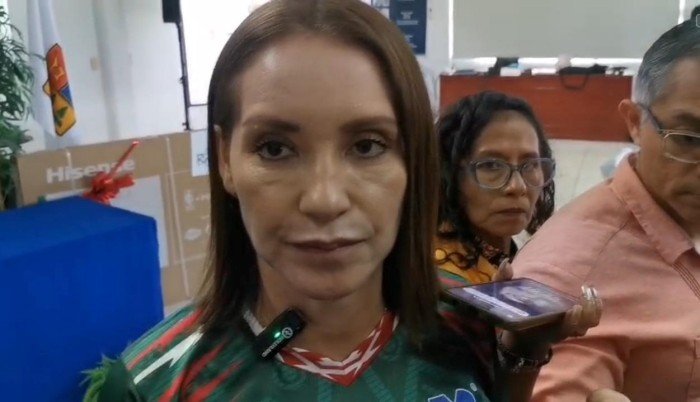 Adrienne Díaz Villanueva, president of Canaco Chetumal-Tulum, speaking at a press conference.