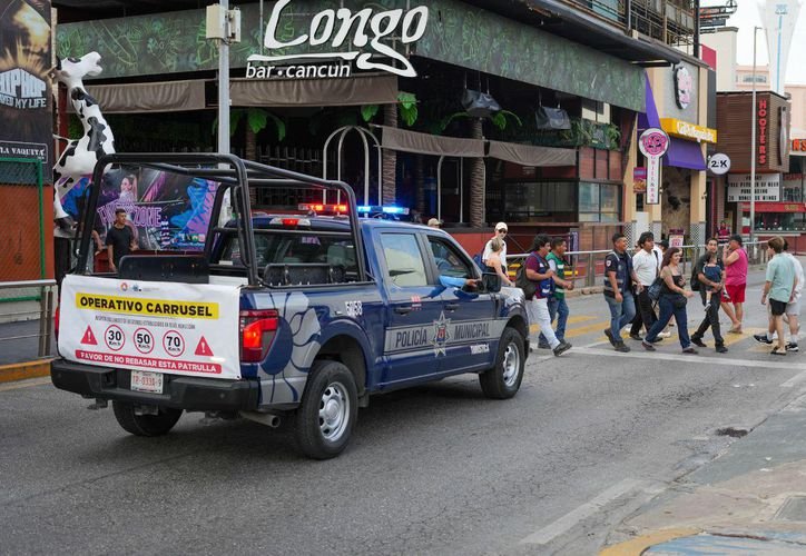 Inspectors checking alcohol sales hours in Cancun hotel zone