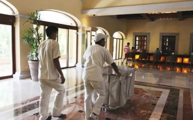 Cancun hotel workers with CROC union protesting potential layoffs