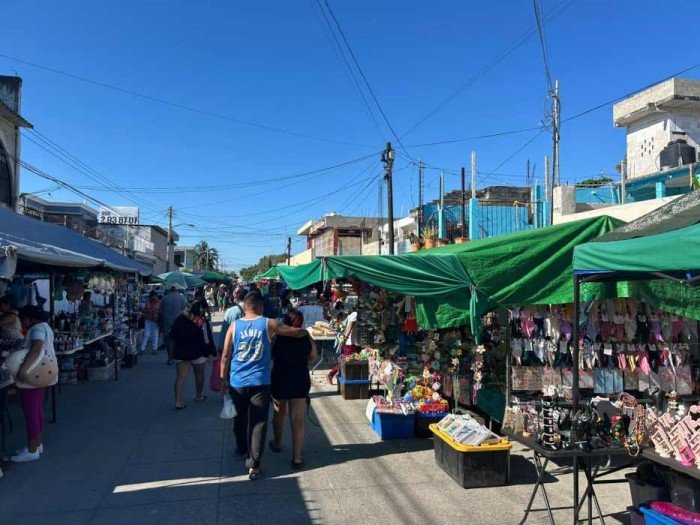Street market vendors in Cancun implementing hygiene measures during a heat wave