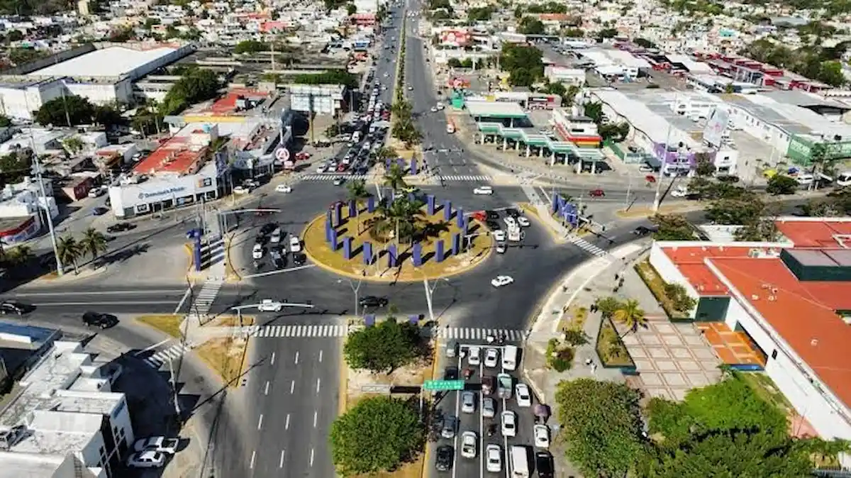 Restored Monument to History sculpture in Cancún's foundational zone