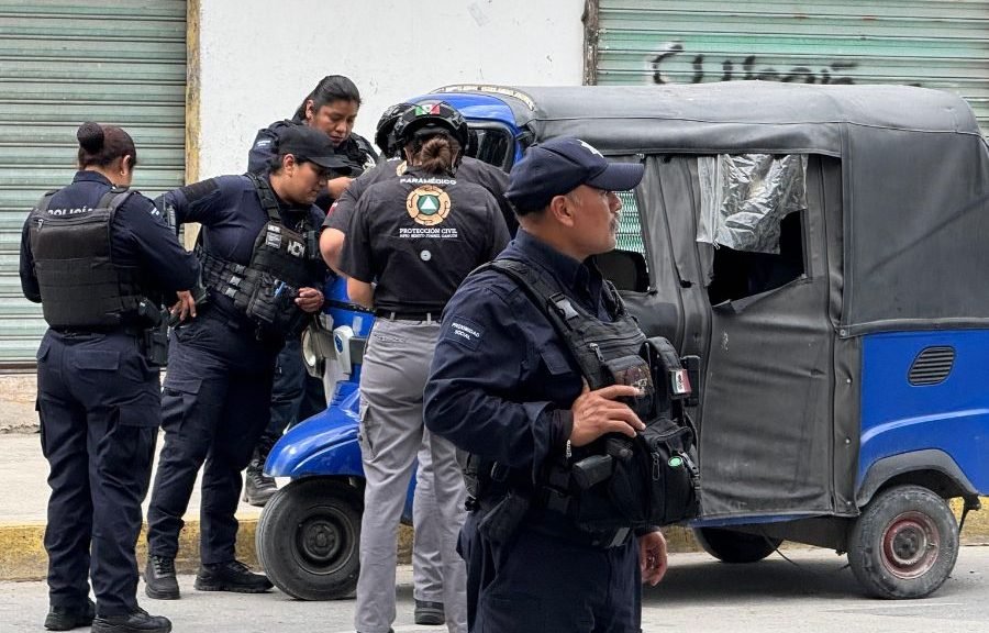 Police vehicle in Cancun with mototaxi in background