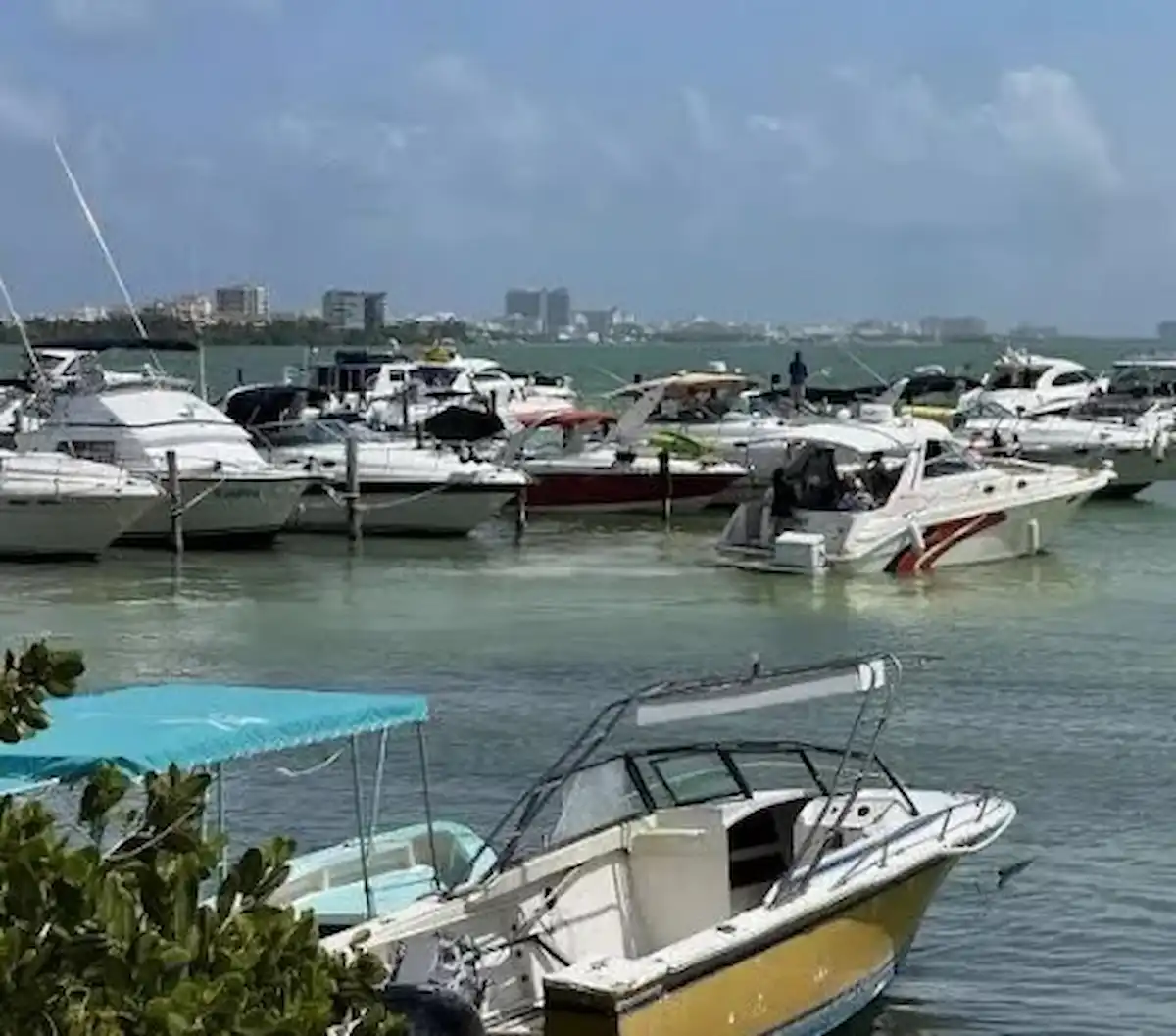 Boats docked at a marina in Cancun, Quintana Roo, representing the nautical sector facing economic challenges.