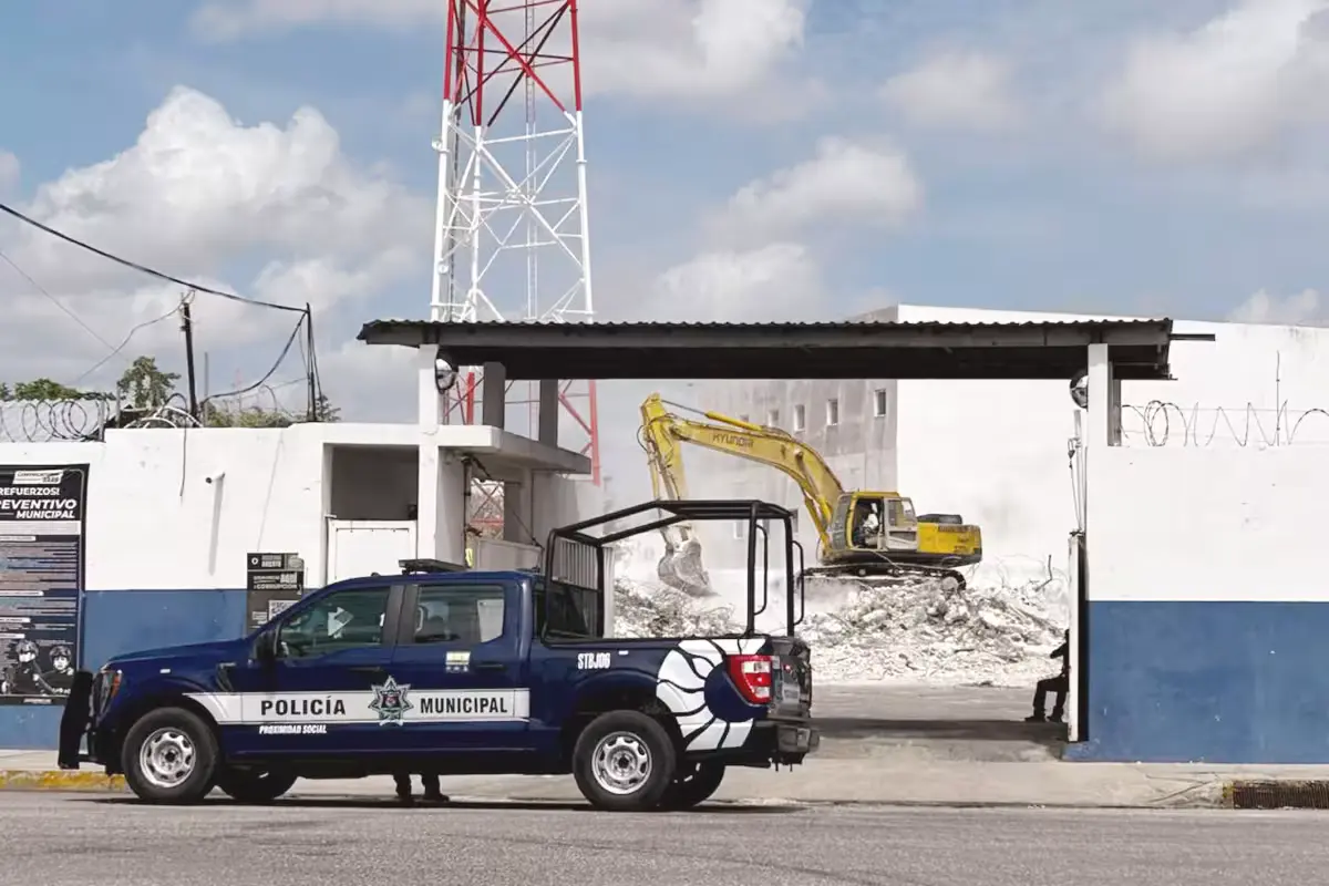 Demolition of old Cancun police headquarters on Xcaret Avenue