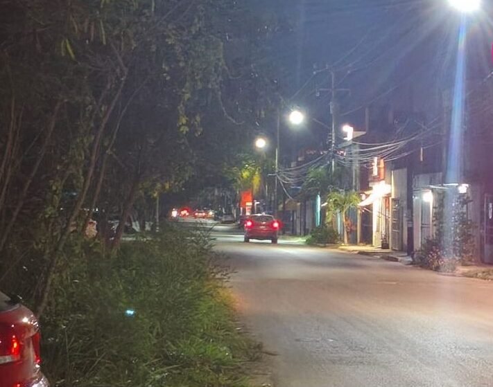 Pedestrians walking on a road in Cancun due to missing sidewalk