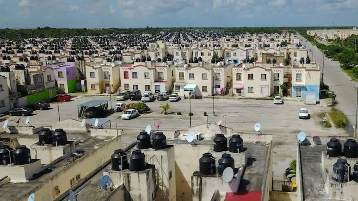 Aerial view of Cancún showing urban development and green spaces