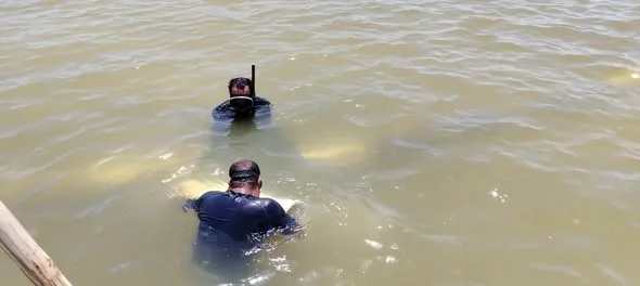 CAPA workers repairing a leak in the underwater water pipeline from Chiquilá to Holbox