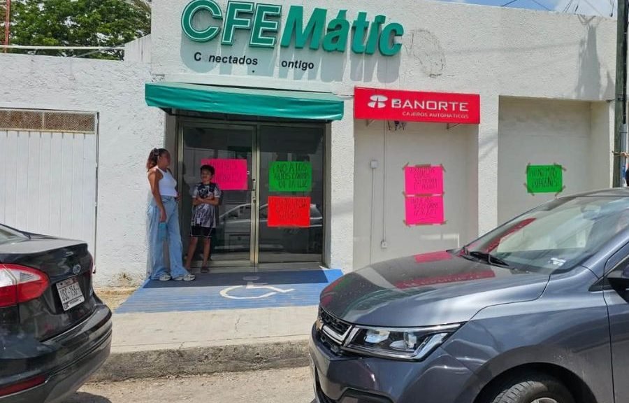 CFE workers repairing power lines in Quintana Roo
