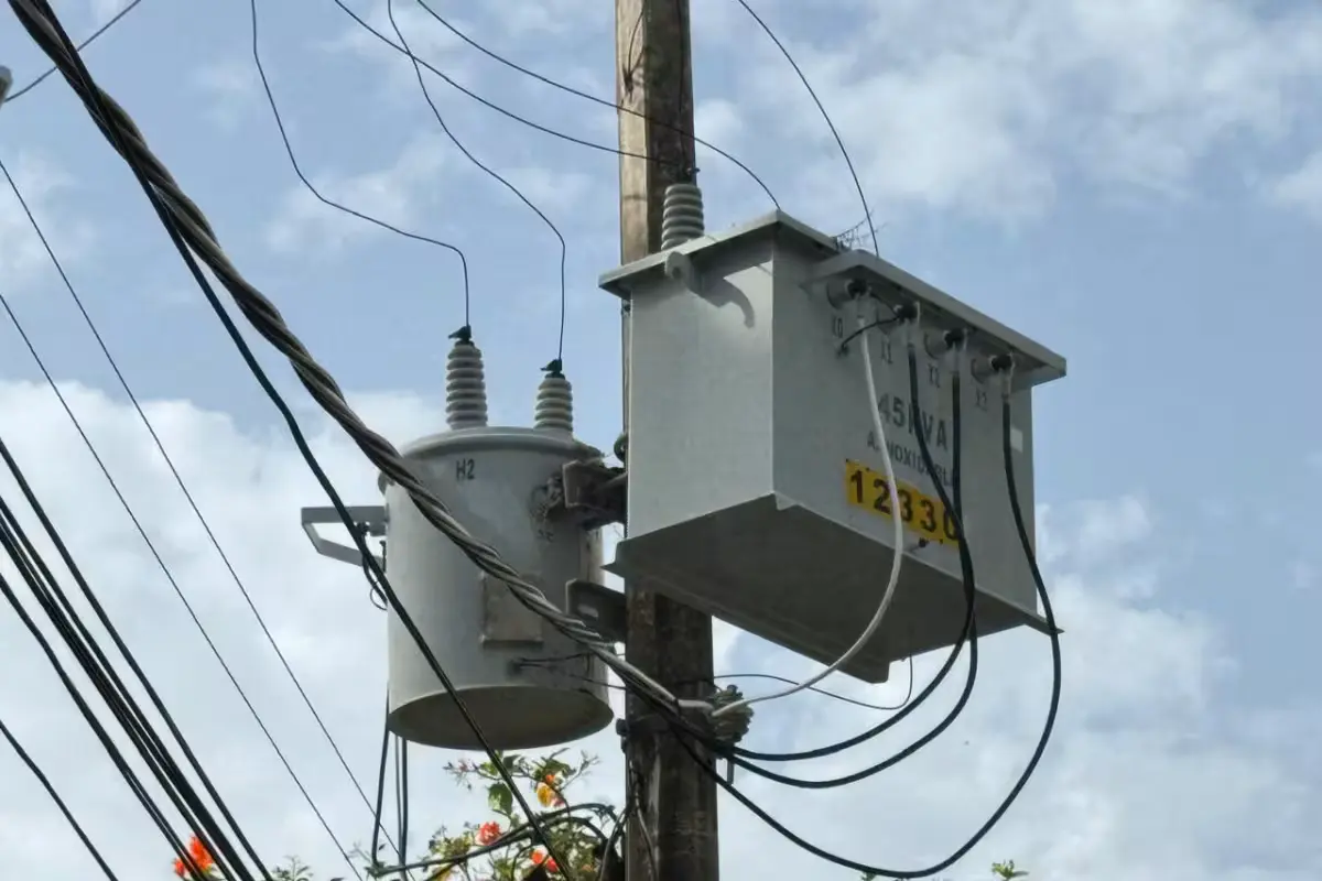 Residents express frustration after a power outage in Playa del Carmen, with municipal authorities yet to intervene.