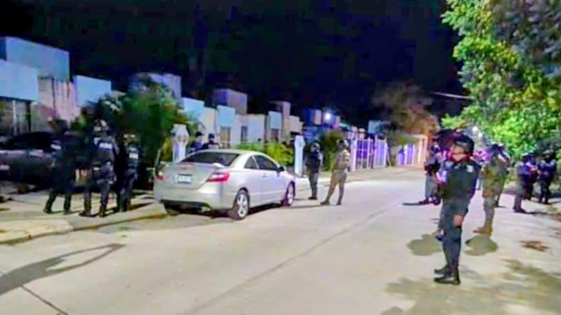 Police and emergency personnel at the scene of a shooting at a home in Chetumal, Quintana Roo.