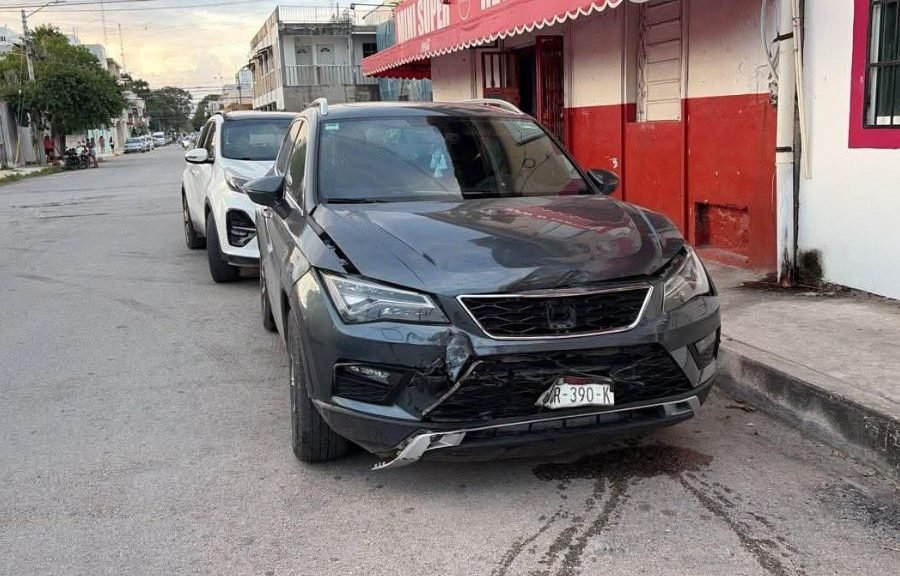 Two damaged vehicles at intersection after hit-and-run in Tulum