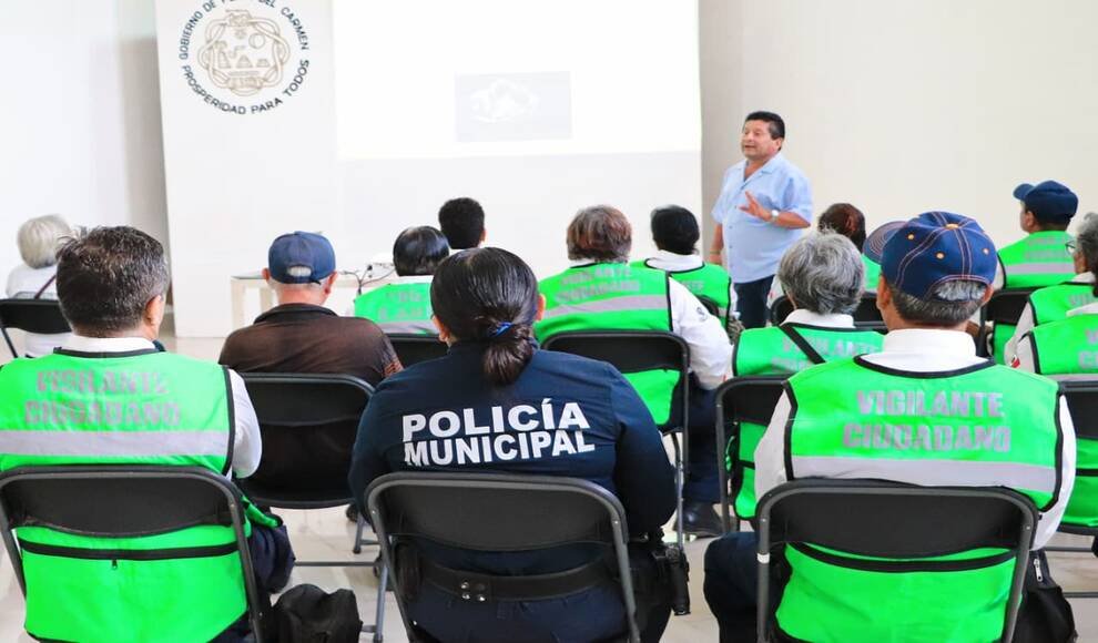 Group of citizen watchdogs attending a training session in Playa del Carmen