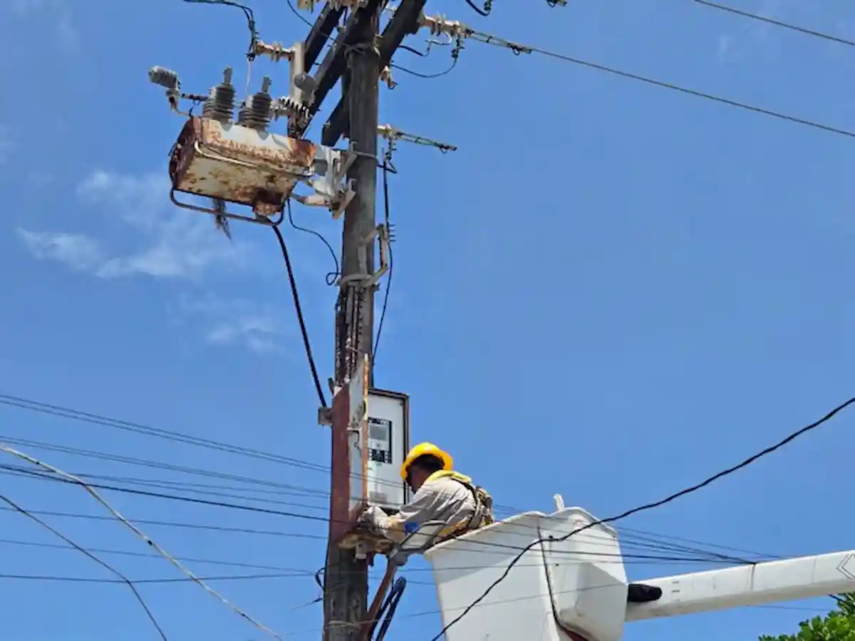 Officials from CONCANACO and CFE meeting to discuss power outages affecting small businesses