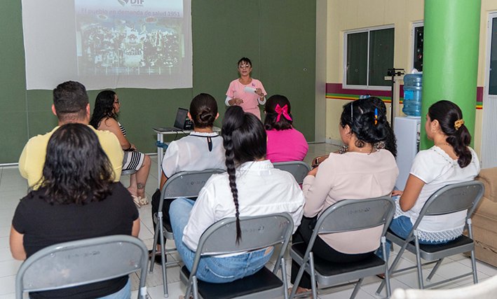 Women learning health skills at DIF Cozumel workshop