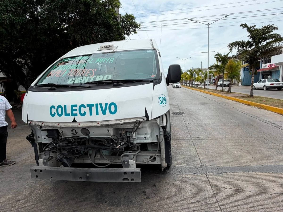 Damaged public transport van and SUV after collision on Avenida 30 in Playa del Carmen