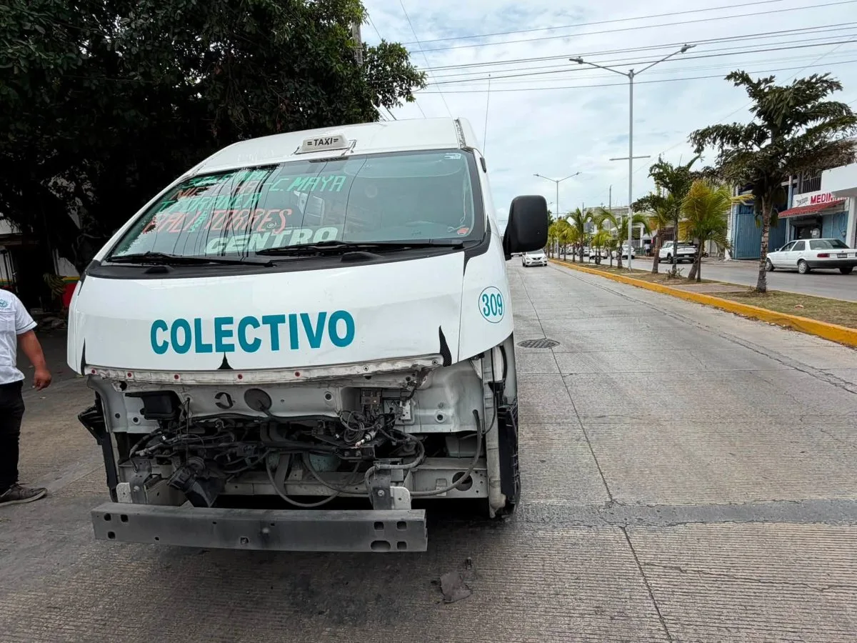 Damaged public transport van and SUV after collision on Avenida 30 in Playa del Carmen