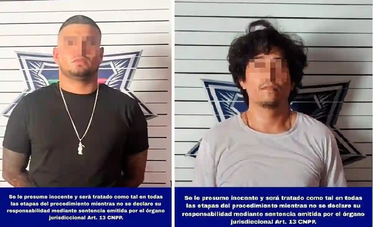 Police officers holding bags of suspected marijuana and crystal methamphetamine seized during two arrests in Benito Juárez, Quintana Roo.