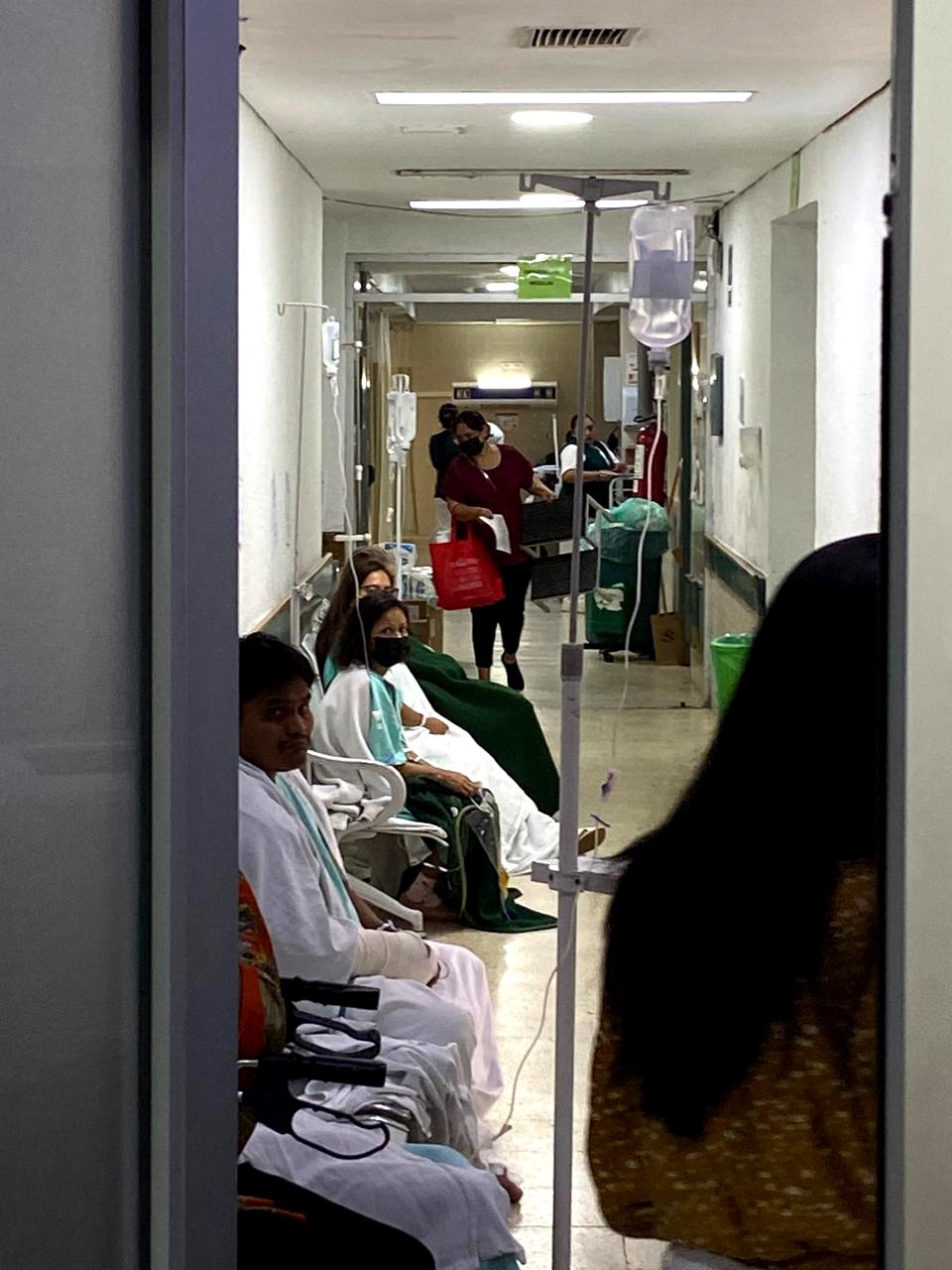 Still from a video showing an elderly man in the emergency room of the IMSS hospital in Cancún, Mexico, complaining of pain.