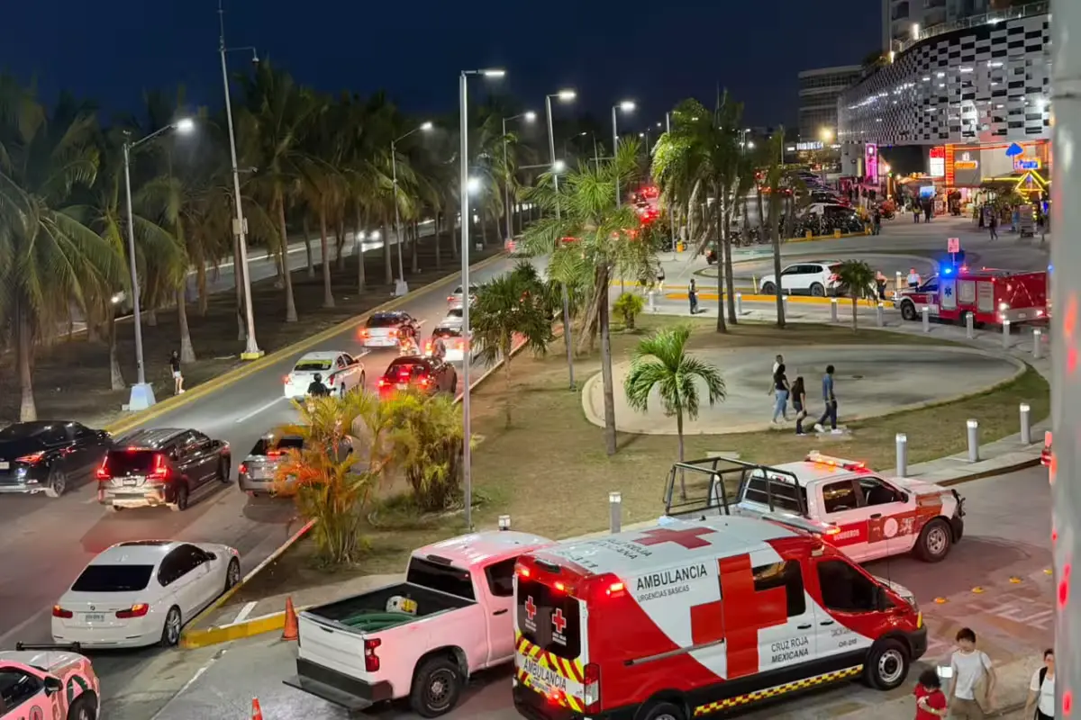 Firefighters, civil protection officers and municipal police inspecting Plaza Las Américas mall in Cancún after a false gas leak alarm.