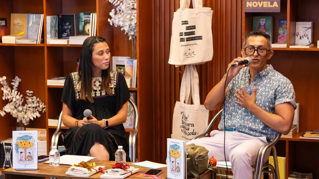 Author Emmanuel Valdés speaking at a book presentation event in Cancún