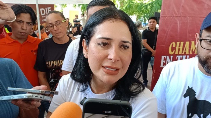 Mayor Estefanía Mercado speaking about the anti-sargassum plan in Playa del Carmen