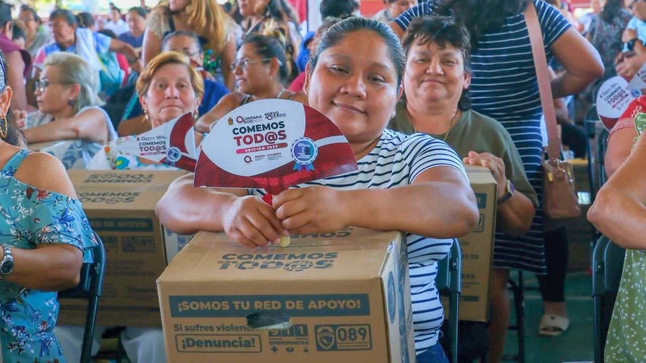Workers sorting food packages at a distribution center in Quintana Roo