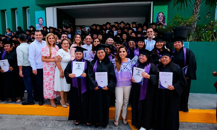 Governor Mara Lezama and CENEVAL director Carmen Enedina Rodríguez pose with women who received educational certificates in Cancún.