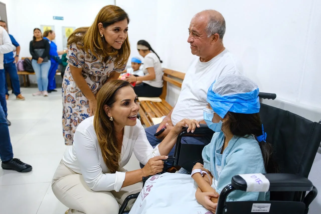 Governor Mara Lezama and Verónica Lezama speaking with a child patient and family at the hospital