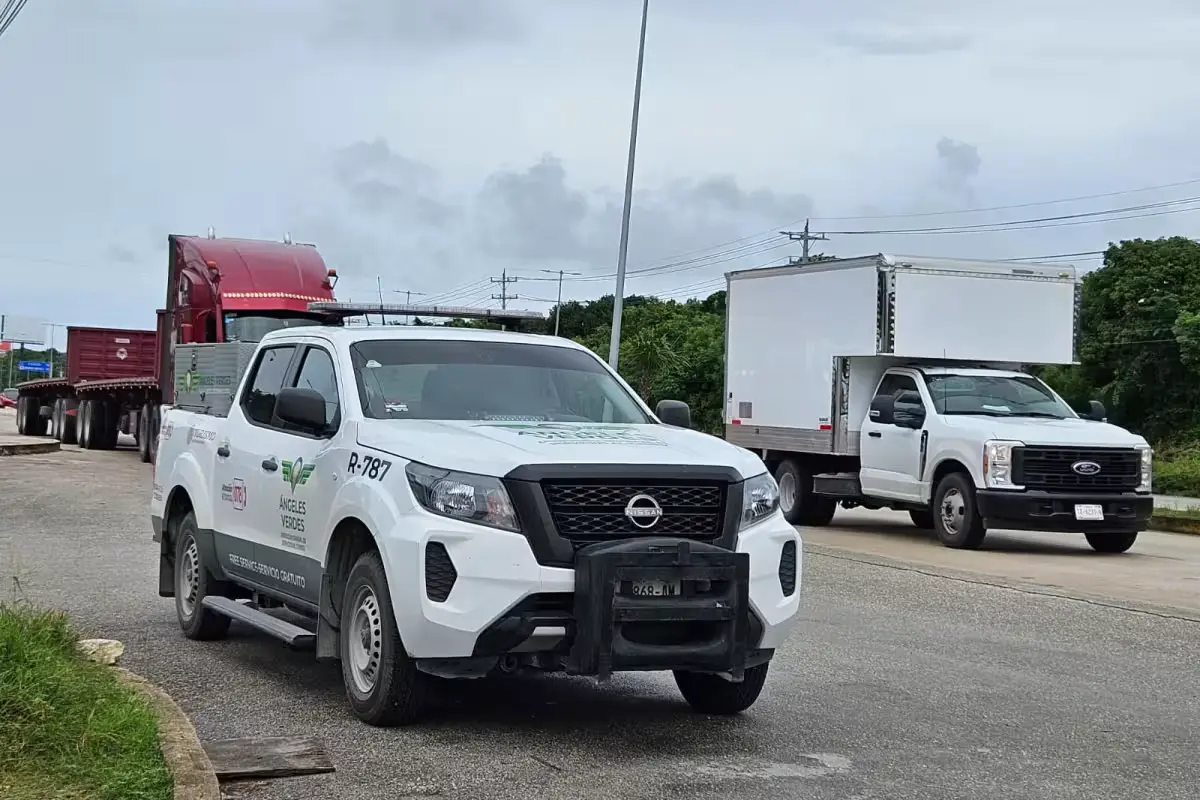 A Green Angels patrol vehicle parked on a highway in Quintana Roo, Mexico