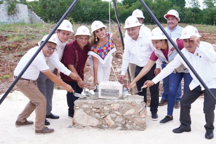 Quintana Roo Governor Mara Lezama and Mayor Erik Borges Yam at the groundbreaking ceremony for the new Hospital Integral in Jose Maria Morelos