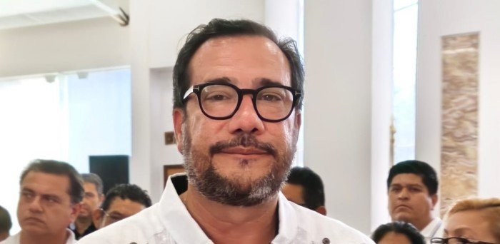 Guillermo Brahms González, treasurer of Playa del Carmen, speaking during a press conference.