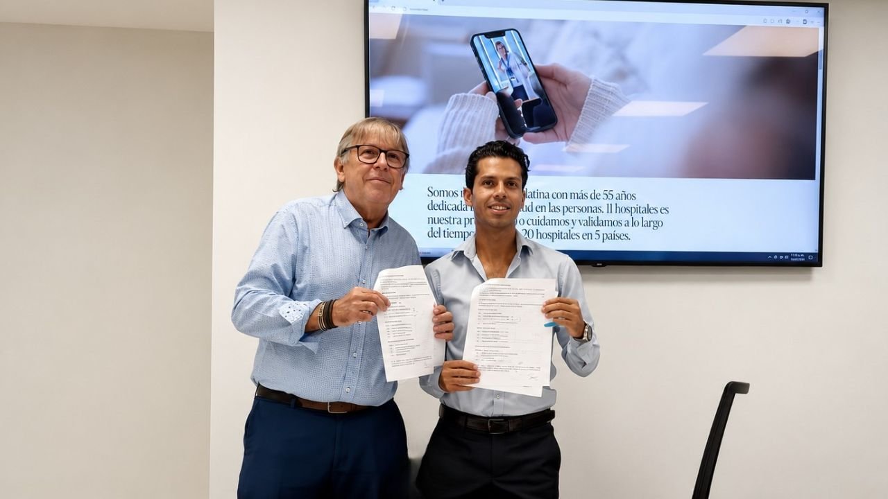 Alberto Collar Ordóñez of Hospiten and Esteban Frías Ladewig of Expertos en Turismo and CONAJOMX shaking hands at the signing ceremony.