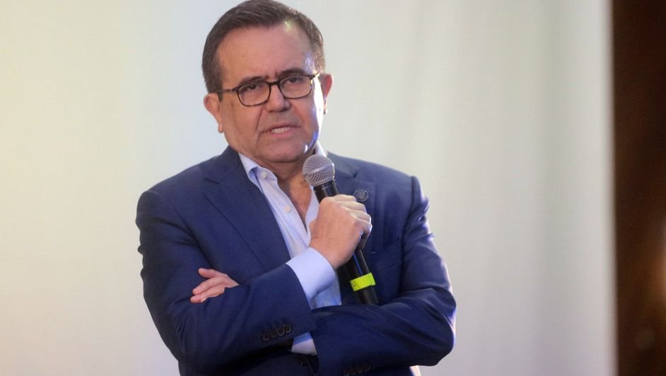 Ildefonso Guajardo addressing the Consejo Coordinador Empresarial del Caribe in Cancun
