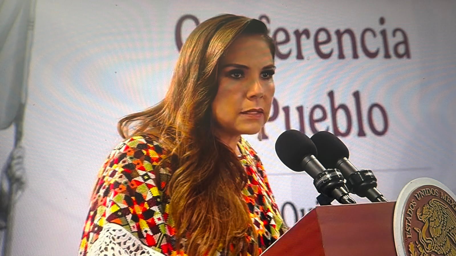 Quintana Roo Governor Mara Lezama speaking at a press conference about the investigation into a man who impersonated a COFEPRIS inspector in Tulum.