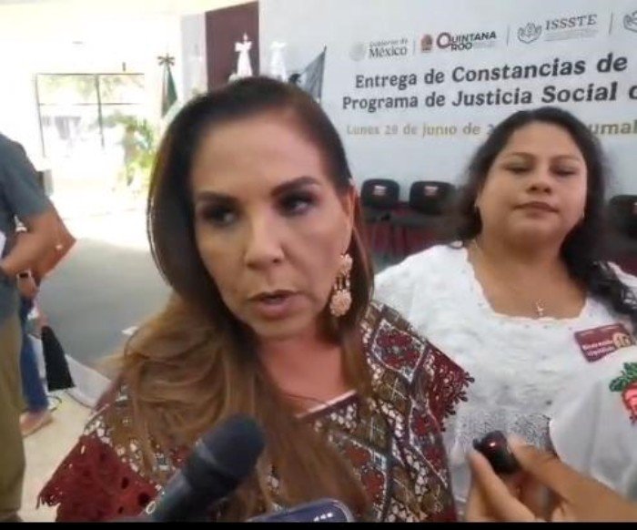 Governor Mara Lezama speaking at a press conference about sargassum management in Quintana Roo