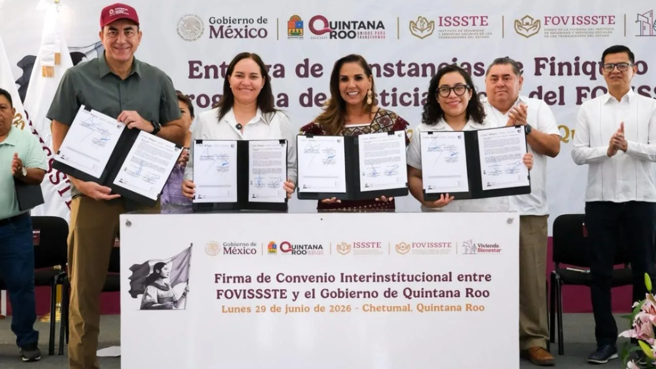 Governor Mara Lezama and FOVISSSTE official signing agreement