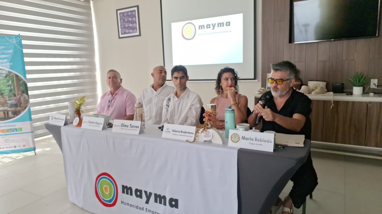Group photo of Mayma association members and business representatives at a press conference in Playa del Carmen