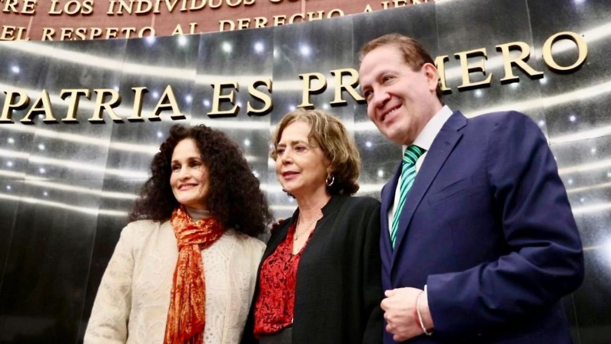 Mexico will advance regulation of social media and artificial intelligence for minors after the World Cup, aiming to protect children while fostering innovation.