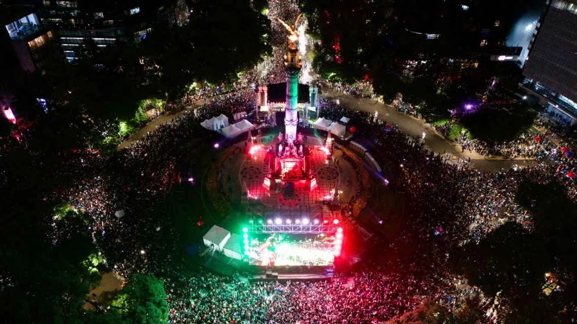 mundial crowds at EL Angel in Mexico City