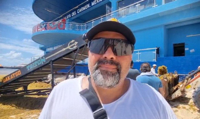 Dagoberto Ruiz, director of Dakatso, at a sargassum cleanup event in Playa del Carmen