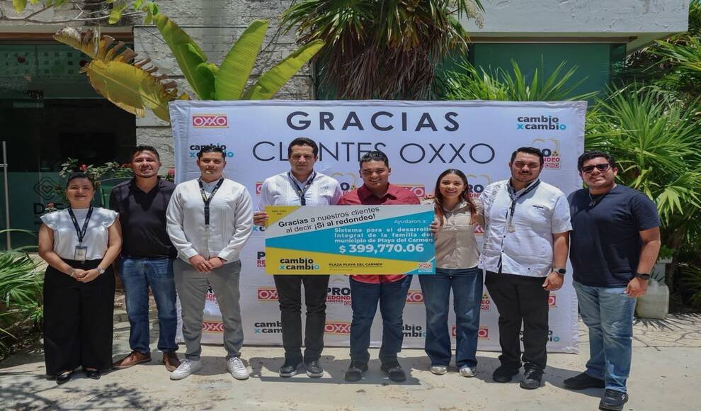 Eduardo Asencio, honorary president of DIF Playa del Carmen, receives a donation check from OXXO representatives for a multisensory stimulation room.