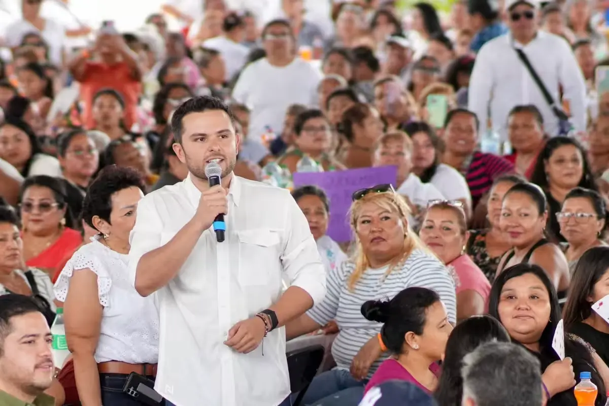 Pablo Bustamante Beltran, Quintana Roo welfare secretary, posing for a photo