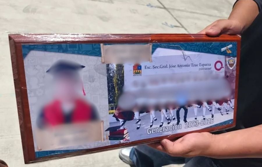 Parents holding signs outside a school building in Puerto Aventuras