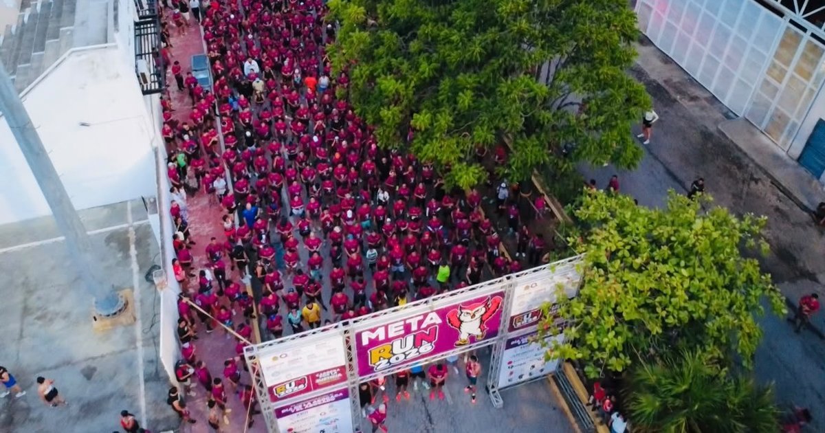 Large crowd of runners at the starting line of the Run 2026 charity race in Playa del Carmen