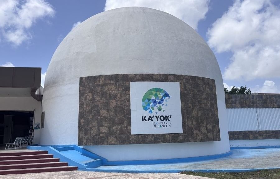 Children participating in a robotics workshop at Planetario Ka'Yok' in Cancun