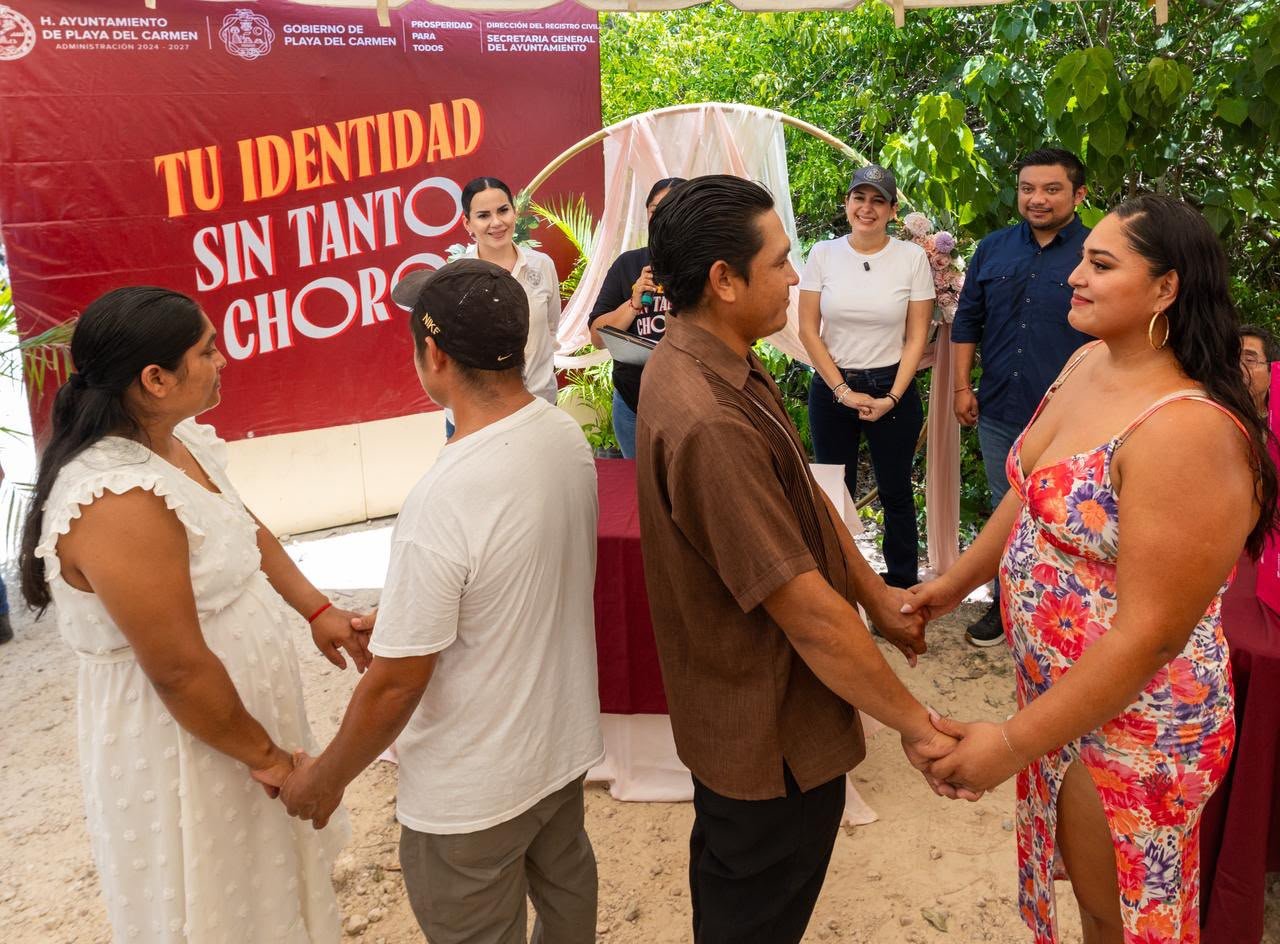 Mayor Estefania Mercado speaking at a community event in Los Pajaros, Playa del Carmen