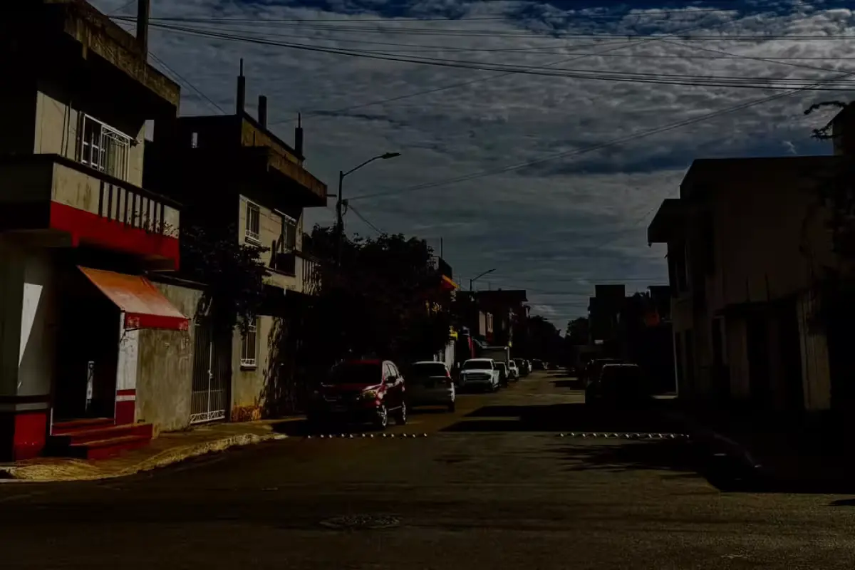 Streets in Playa del Carmen during a power outage, with traffic lights off and complete darkness.